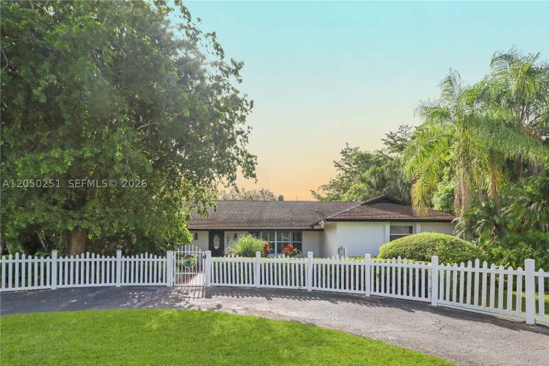 4 bedroom SingleFamilyResidence at 23595 SW 152nd Ave, Kingman Estates, Homestead — photo 3