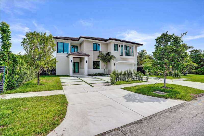 5 bedroom SingleFamilyResidence at 6415 SW 83rd St, Groves Extension, Miami — photo 3