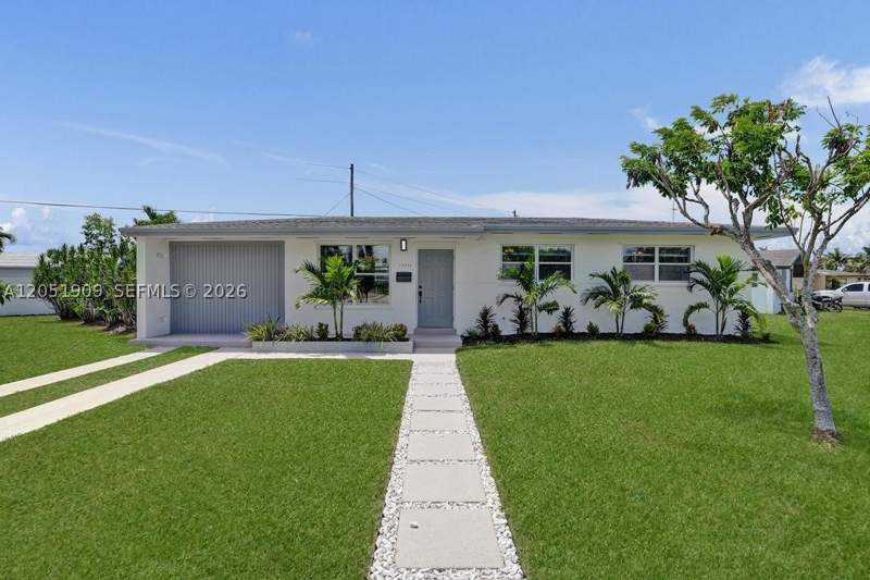 4 bedroom SingleFamilyResidence at 19930 Christmas Rd, Pine Tree Manor Sec 3, Cutler Bay — photo 2