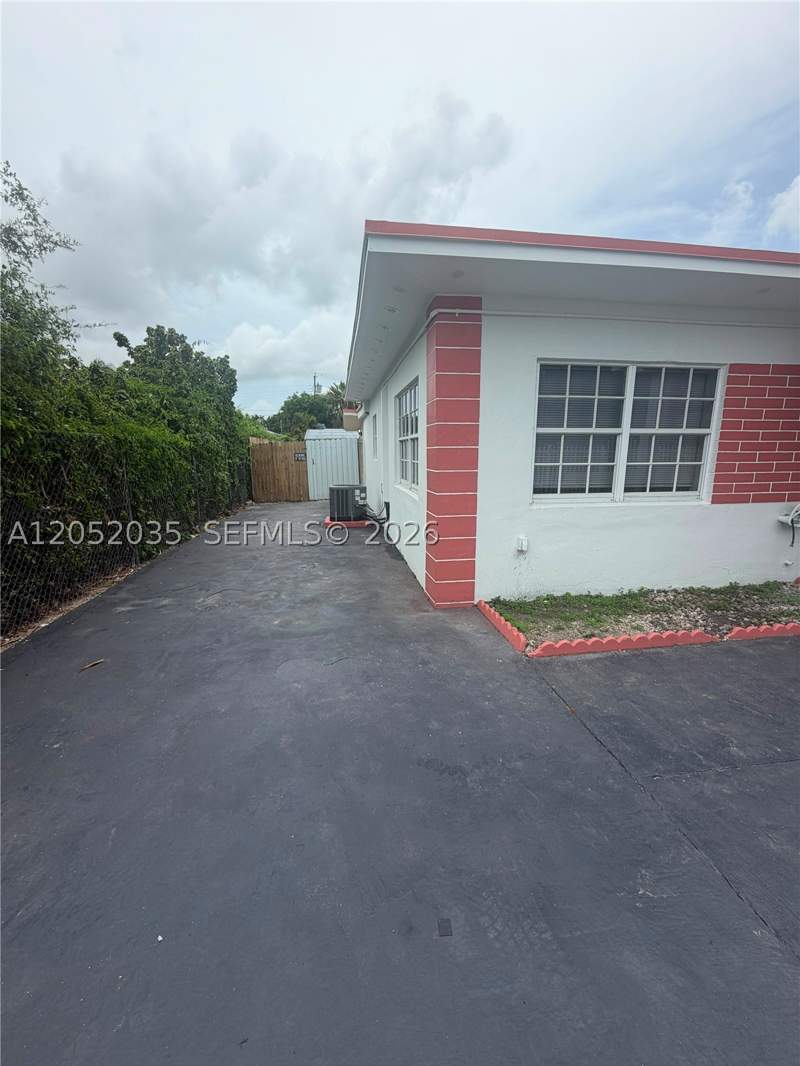 4 bedroom SingleFamilyResidence at 2002 NW 87th St, Everglades Ave Heights Ad, Miami — photo 3