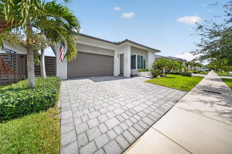3 bedroom SingleFamilyResidence at 15226 SW 176th Ln, Venetian Parc West, Miami — photo 2