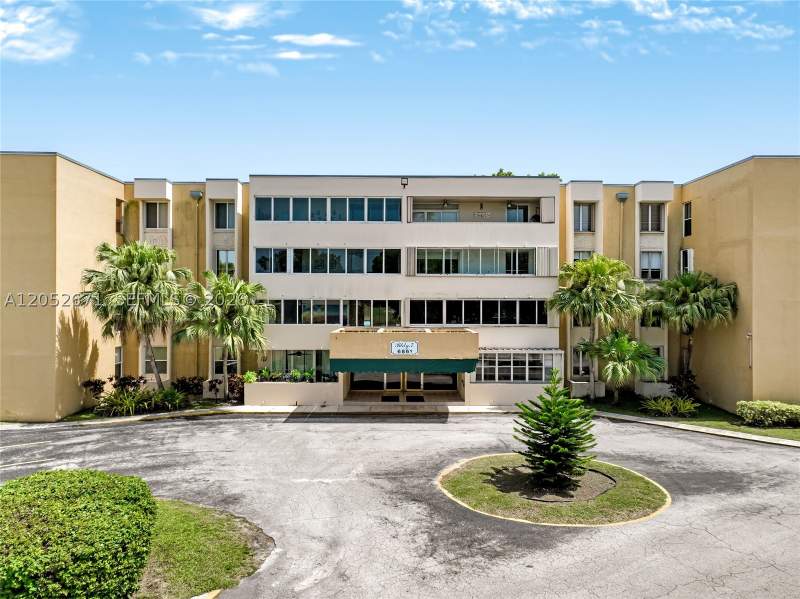 2 bedroom Condominium at 6861 SW 147th Ave 3G, Sovereigns Condo, Miami — photo 2
