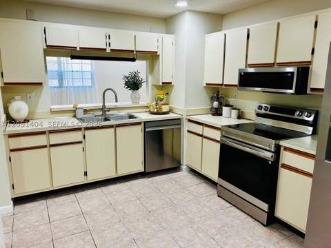 6524 NW 188th Ln, Hialeah FL - photo 11 of 23