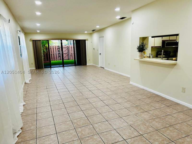3 bedroom Townhouse at 6524 NW 188th Ln, Townhomes Of Country Lake, Hialeah — photo 4
