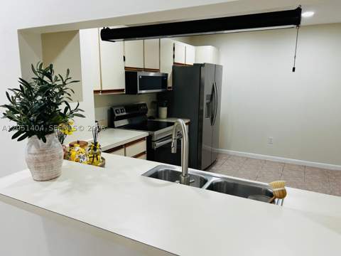 6524 NW 188th Ln, Hialeah FL - photo 8 of 23