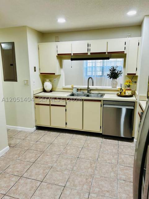 6524 NW 188th Ln, Hialeah FL - photo 9 of 23