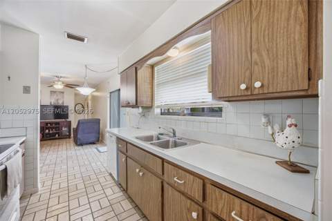 225 NW 15th St, Homestead FL - photo 10 of 40