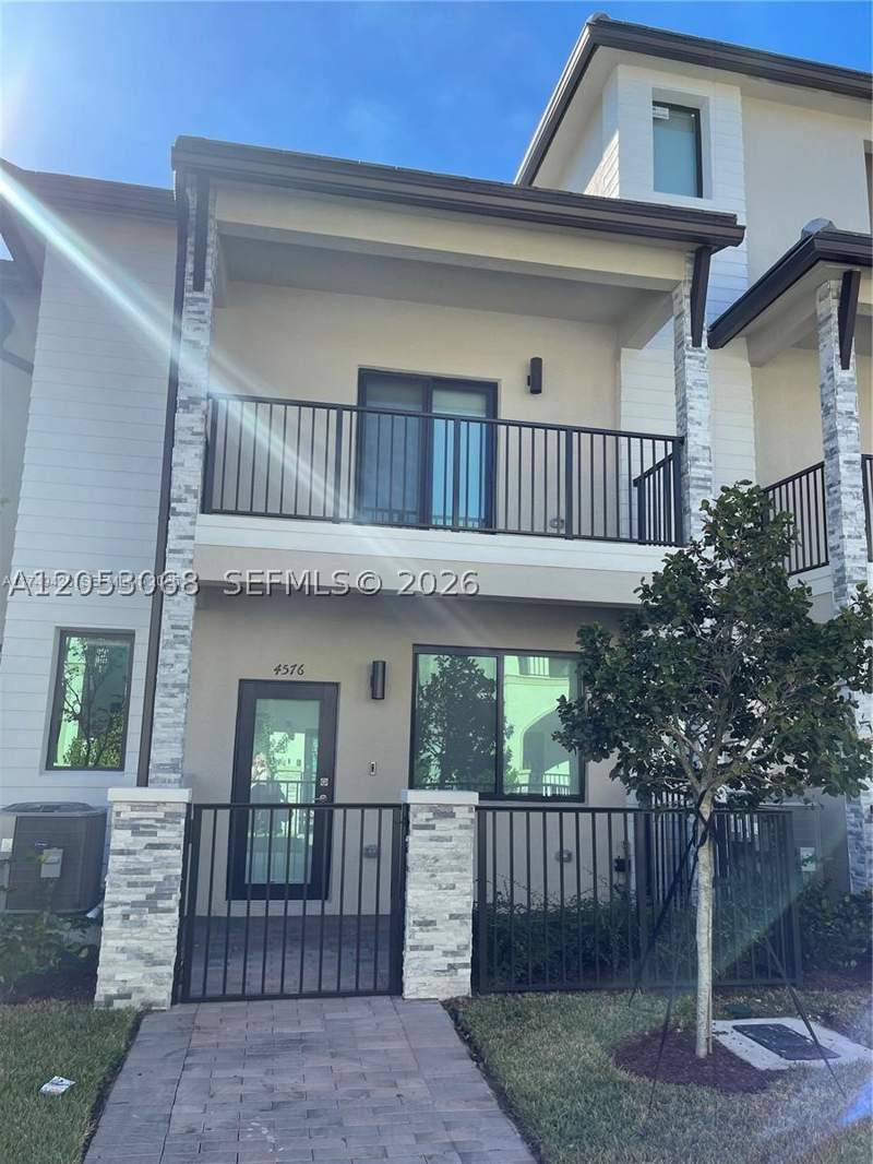 3 bedroom Townhouse at 4576 NW 83rd Path, Downtown Doral South Phas, Doral — photo 2