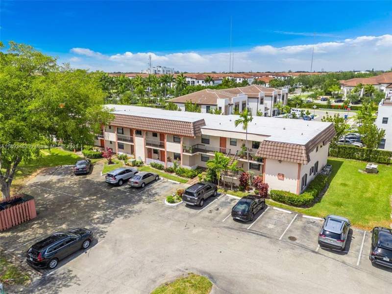 2 bedroom Condominium at 870 NE 207th Terrace 204-9, Monterey Two Condo, Miami — photo 3
