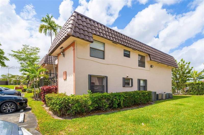 2 bedroom Condominium at 870 NE 207th Terrace 204-9, Monterey Two Condo, Miami — photo 4