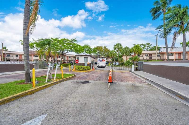 2 bedroom Condominium at 870 NE 207th Terrace 204-9, Monterey Two Condo, Miami — photo 5