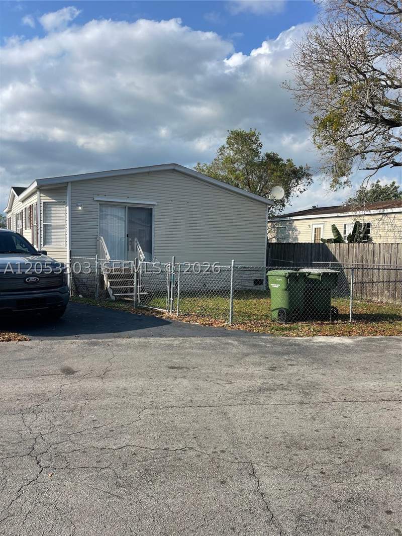 3 bedroom MobileHome at 220 NE 12th Ave Lot 160, Cocowalk Estates, Homestead — photo 4