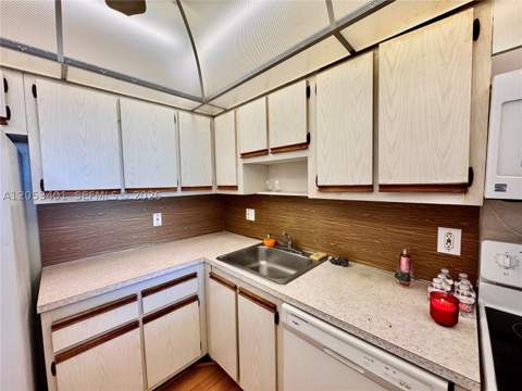 13499 Biscayne Blvd 703, North Miami FL - photo 14 of 39
