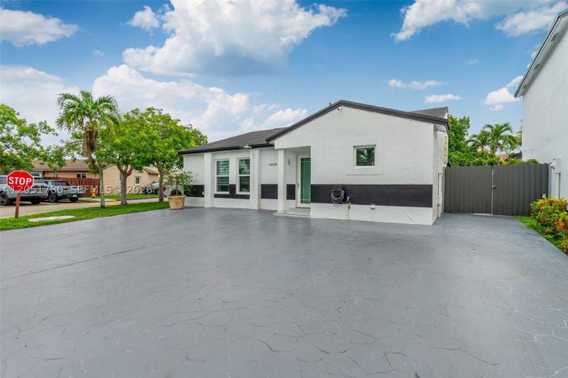 3 bedroom SingleFamilyResidence at 18928 NW 63rd Ct Cir, Country Lake Homes 1st Ad, Hialeah — photo 2