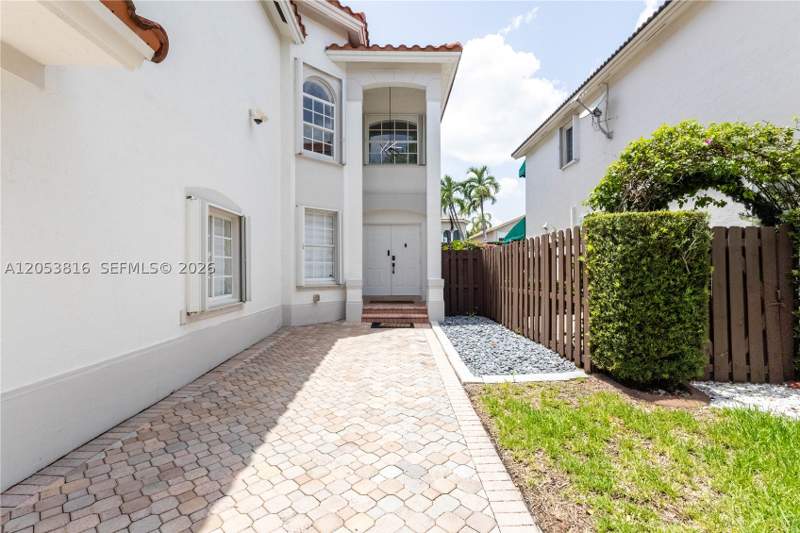 5 bedroom SingleFamilyResidence at 10873 NW 71st St, Doral Isles St Croix, Doral — photo 2