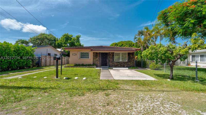 5 bedroom SingleFamilyResidence at 6560 SW 34th St, Coral Villas Rev, Miami — photo 4