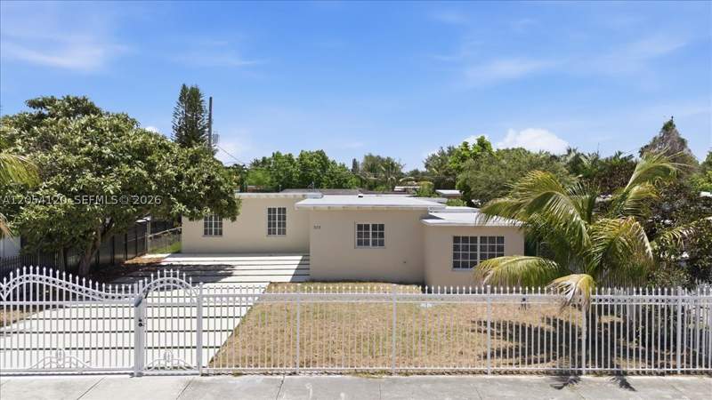 5 bedroom SingleFamilyResidence at 323 NW 104th Ter, W Miami Shores Sec B, Miami — photo 4