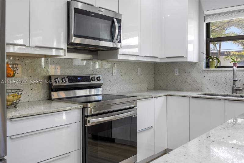 3 bedroom SingleFamilyResidence at 658 NE 193rd Ter, Champion Lakes, Miami — photo 3