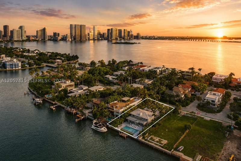 6 bedroom SingleFamilyResidence at 1300 S Venetian Way, San Marco, Miami — photo 2