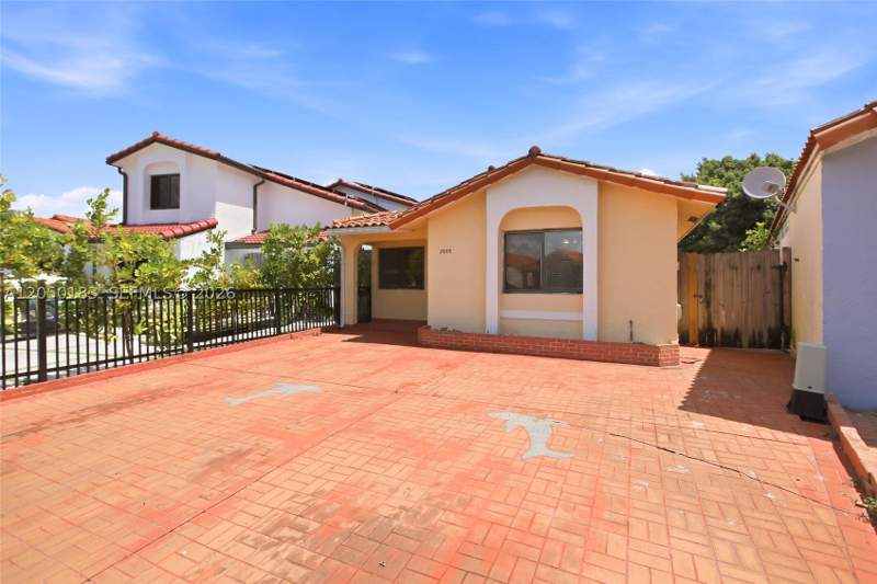 3 bedroom SingleFamilyResidence at 2555 W 65th St, El Prado By The Lake, Hialeah — photo 2