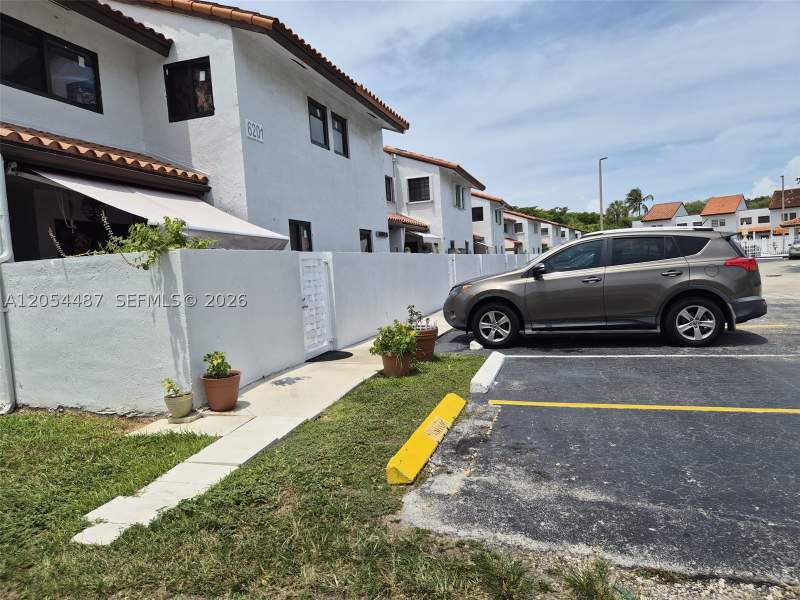 2 bedroom Townhouse at 6201 sw 138 th ct G, Golden Homes, Miami — photo 3