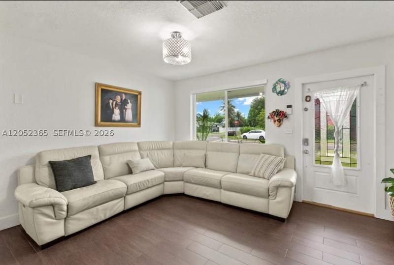 4 bedroom SingleFamilyResidence at 11241 SW 177th St, Green Hills Sec 2, Miami — photo 3