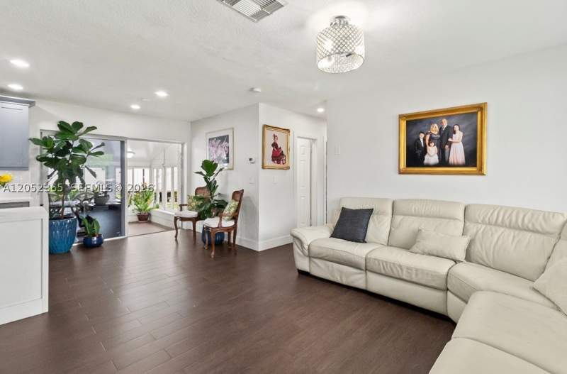 4 bedroom SingleFamilyResidence at 11241 SW 177th St, Green Hills Sec 2, Miami — photo 4