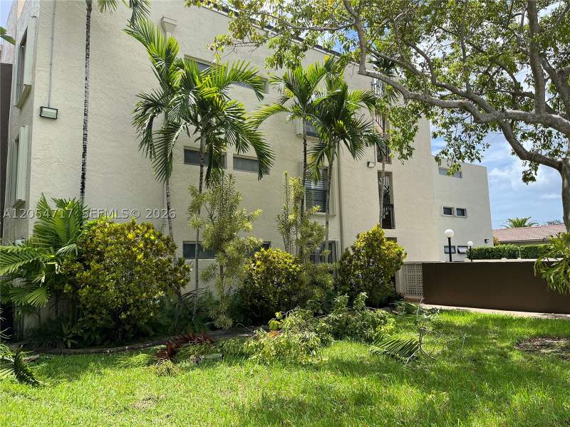 2 bedroom Condominium at 709 Curtiss Pkwy 11, 709 Curtiss Parkway Condo, Miami Springs — photo 2