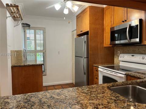 709 Curtiss Pkwy 11, Miami Springs FL - photo 9 of 26