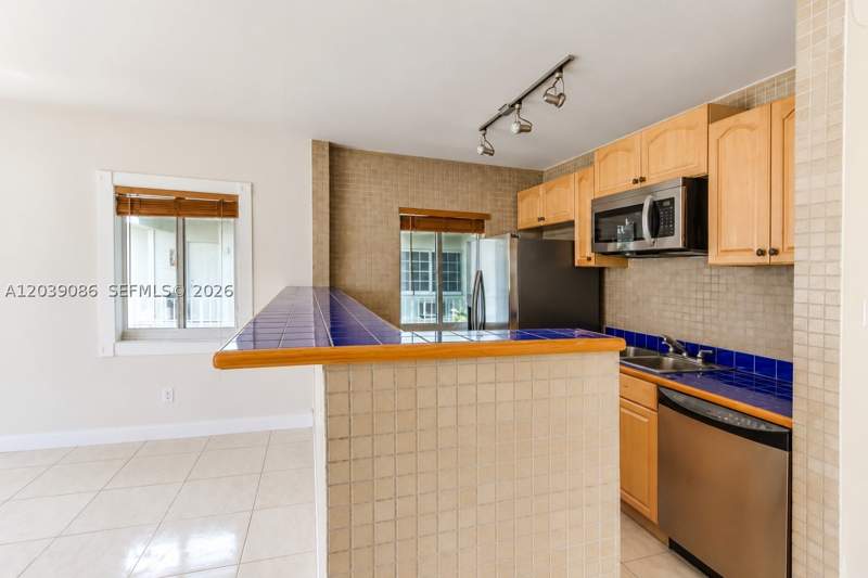 1 bedroom Condominium at 549 Meridian Ave 12, Ocean Beach Addn No 3, Miami Beach — photo 3
