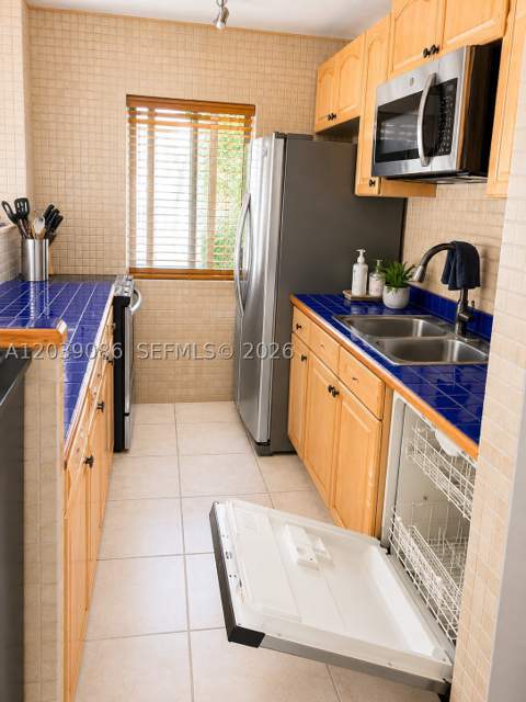 549 Meridian Ave 12, Miami Beach FL - photo 7 of 14