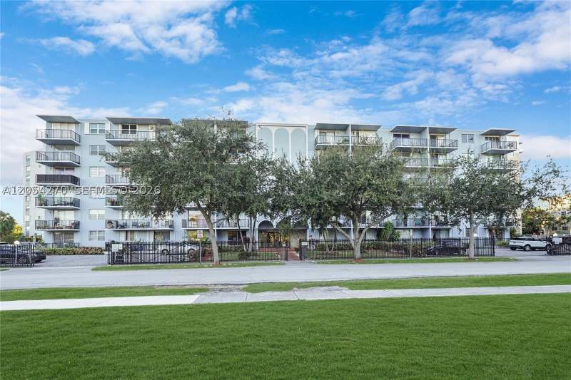 2 bedroom Condominium at 12500 NE 15th Ave 402, Three Horizons East Condo, North Miami — photo 2