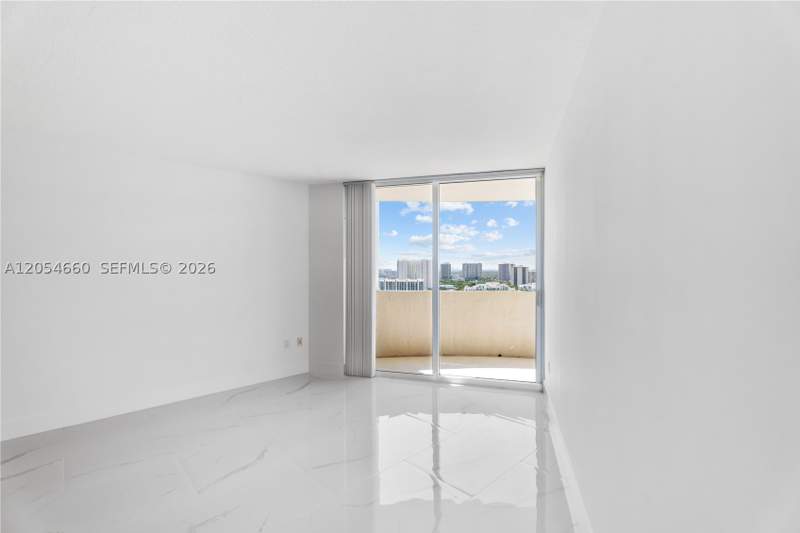 1 bedroom Condominium at 19501 W Country Club Dr 2506, Turnberry On The Green, Aventura — photo 3