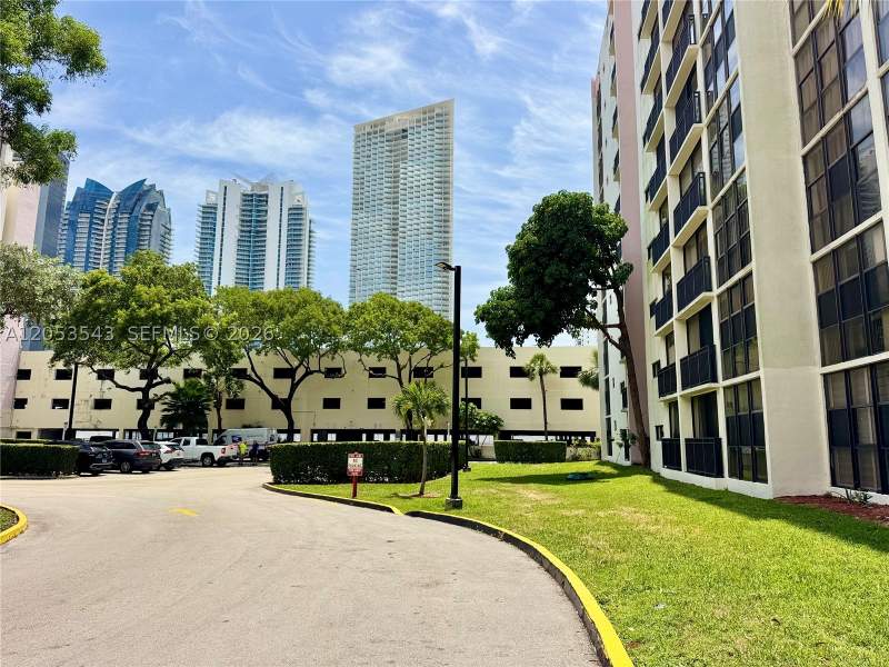 1 bedroom Condominium at 17011 N Bay Rd 117, Plaza Of Americas Condo P, Sunny Isles Beach — photo 2