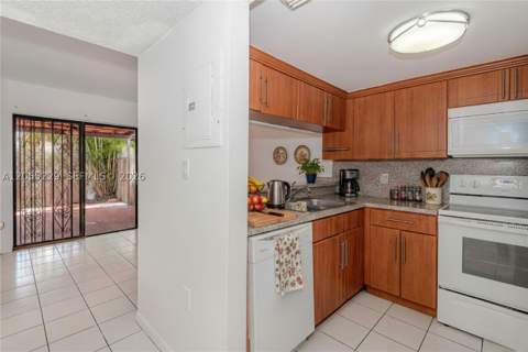 1082 W 79th St 25, Hialeah FL - photo 10 of 19
