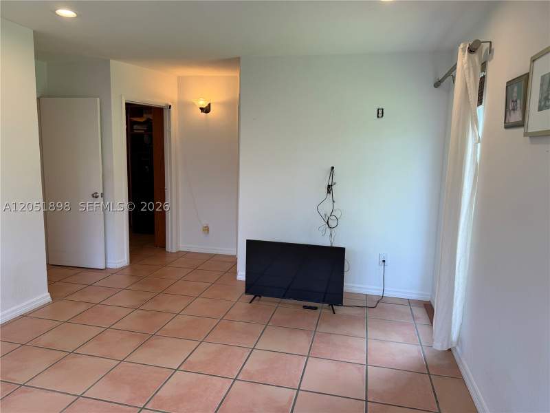5 bedroom SingleFamilyResidence at 10601 SW 96th St, Kendale Sec 1, Miami — photo 3