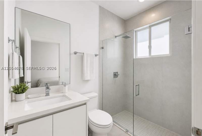 5 bedroom SingleFamilyResidence at 10384 NW 67th Ter, Doral Palms South, Doral — photo 4