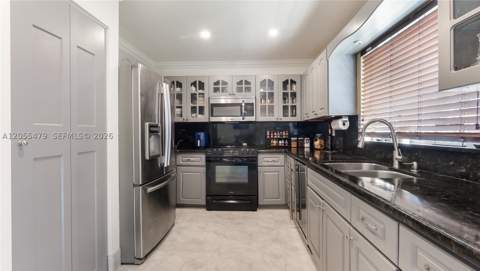 7733 NW 192 St, Hialeah FL - photo 10 of 40