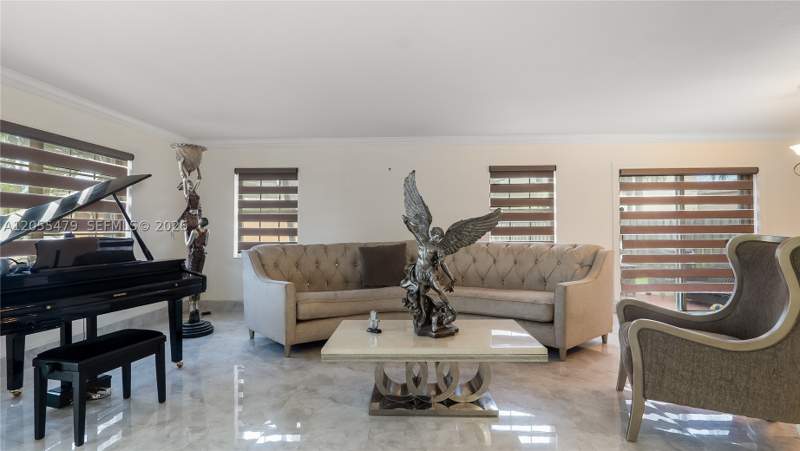 5 bedroom SingleFamilyResidence at 7733 NW 192 St, Country Lake Park 1st Add, Hialeah — photo 4