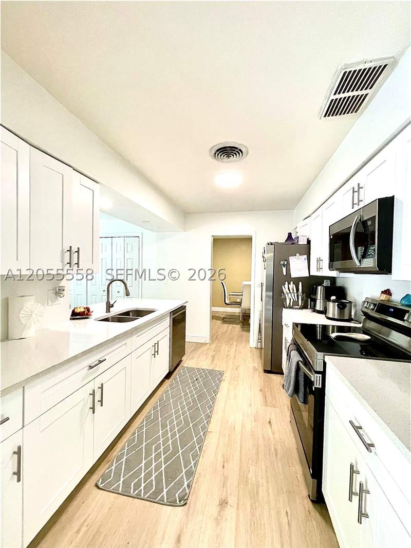 4 bedroom SingleFamilyResidence at 15831 Palmetto Club Dr, Palmetto Country Club Est, Miami — photo 5