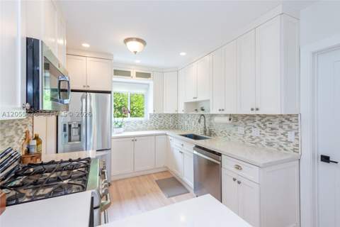 4155 Pamona Ave, Miami FL - photo 8 of 32