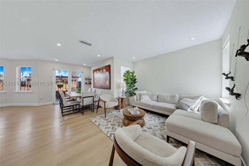3 bedroom Townhouse at 4850 NW 108th Pl, Savannah At Doral, Doral — photo 2