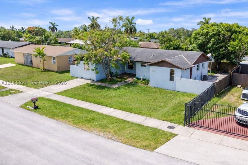 4 bedroom SingleFamilyResidence at 10221 SW 169th St, Oakbrook, Miami — photo 2