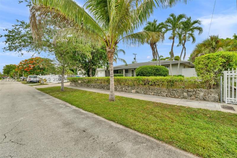 3 bedroom SingleFamilyResidence at 9921 SW 165th Ter, Fairway Park Sec 3, Miami — photo 2
