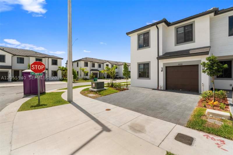 4 bedroom Townhouse at 18920 SW 344th Ter, Century Park Square, Homestead — photo 2