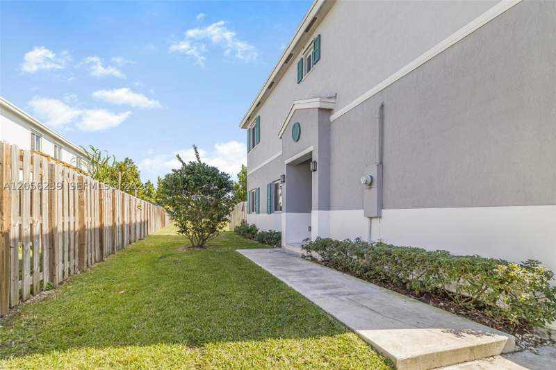 4 bedroom Townhouse at 417 NW 12th Pl, Forest Park Villas, Florida City — photo 2