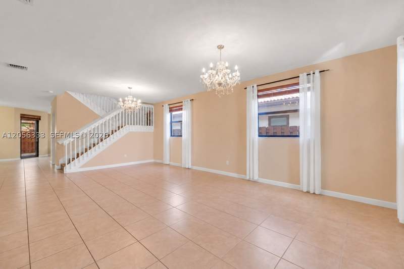 5 bedroom SingleFamilyResidence at 10445 SW 226th St, Enclave At Black Point Ma, Cutler Bay — photo 4