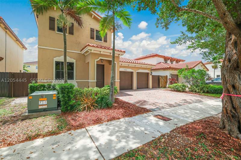 4 bedroom SingleFamilyResidence at 17670 SW 154th Pl, Venetian Parc West, Miami — photo 2