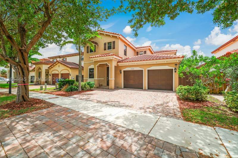 4 bedroom SingleFamilyResidence at 17670 SW 154th Pl, Venetian Parc West, Miami — photo 3