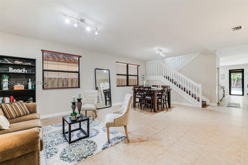 4 bedroom SingleFamilyResidence at 17670 SW 154th Pl, Venetian Parc West, Miami — photo 4